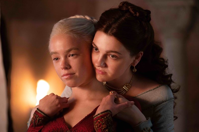 Beste Freundinnen, die in der "GoT"-Nachfolgeserie "House of the Dragon" zu Konkurrentinnen werden: Prinzession Rhaenyra Targaryen (Milly Alcock, links) und Alicent Hightower (Olivia Cooke), die Tochter der "Hand of the King".