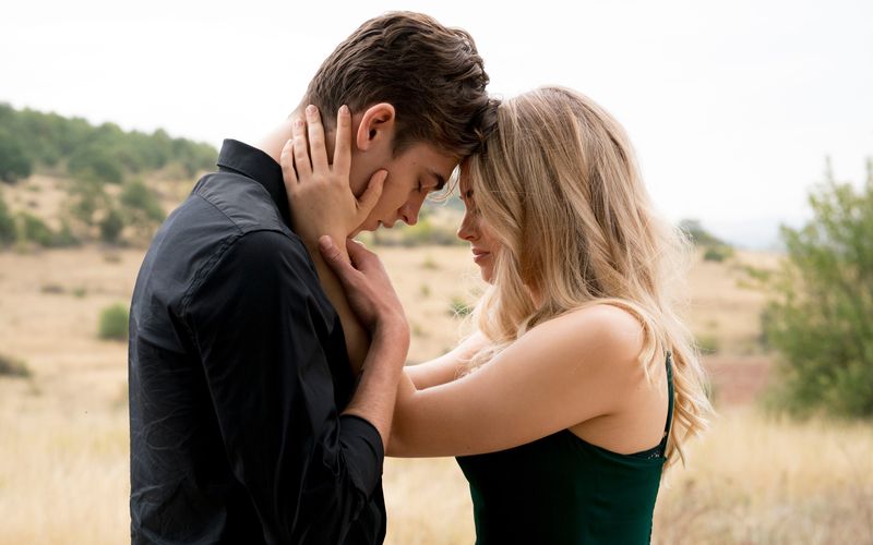 In "After Forever" kommt es nun neuen emotionalen Spannungen zwischen der ehrgeizigen Tessa (Josephine Langford) und dem rebellischen Hardin (Hero Fiennes Tiffin). 