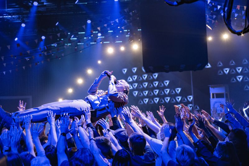 Nostalgischer Stagediving-Beginn: Olli Schulz singt zur Eröffnung seiner Show "Lass das Fernsehen noch mal groß sein!"