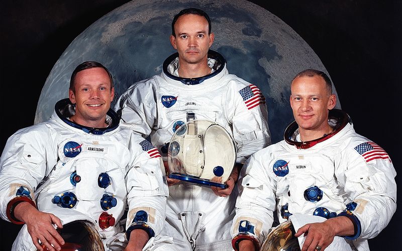 Den Mond von der Erde aus betrachten, das schafft jeder. Die Erde aber vom Mond aus bestaunen, dieses Schicksal wurde bisher nur wenigen zuteil. Die ersten, die das erleben durften, waren Neil Armstrong (links), Buzz Aldrin (rechts) und Michael Collins. Die Astronauten-Pioniere flogen 1969 im Rahmen der "Apollo 11"-Mission zum Erdtrabanten. Am Mittwoch, 1. April will die US-Weltraumbehörde Nasa nun erstmals seit mehr als einem halben Jahrhundert wieder Menschen in die Nähe des Mondes fliegen. Aus diesem Anlass blicken wir zurück auf die (teils) unglaublichen Schicksale der "Mondmänner", jener Astronauten, die den Mond tatsächlich betraten.