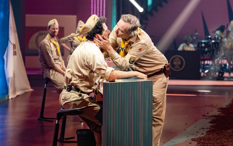 Wahre Männerliebe bei "Wer stiehlt mir die Show?": Olli Schulz (rechts) küsst Fahri Yardim. 