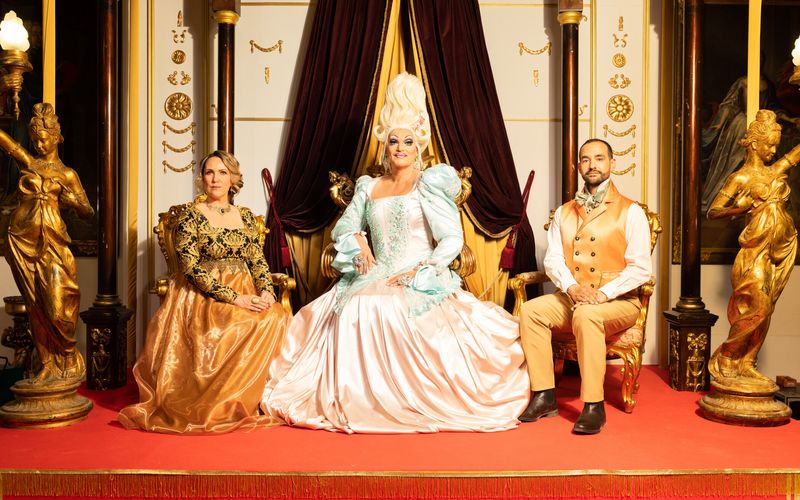 In der neuen Datingshow "Love is King" suchen die Kandidaten in einem bayerischen Schloss die große Liebe. Gastgeberin ist Dragqueen und TV-Gesicht Olivia Jones (Mitte).