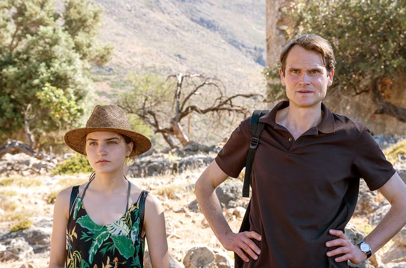 Volker (Fabian Hinrichs) versucht, seiner Tochter Daphne (Clara Vogt) auf einer gemeinsamen Wanderung etwas näherzukommen. 