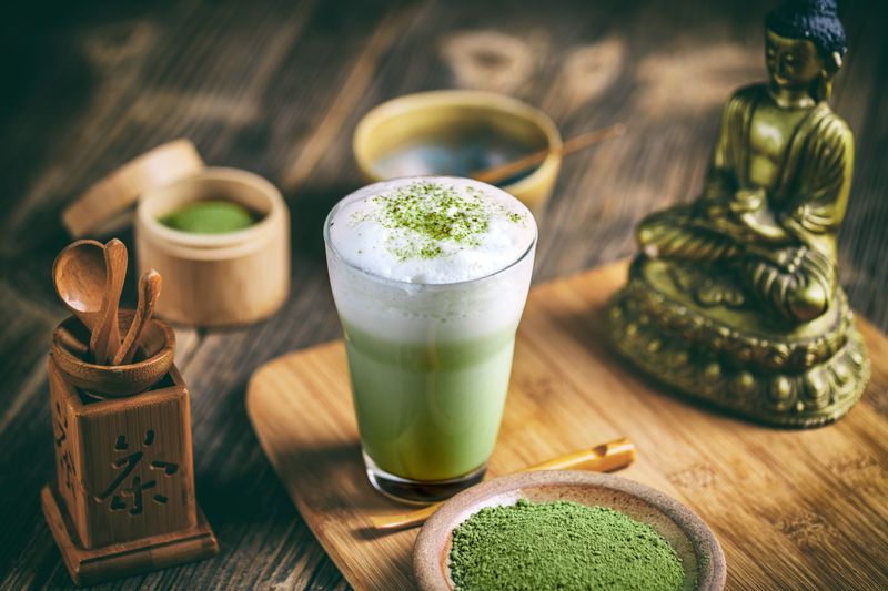 Es bedarf keiner künstlichen Farbstoffe, um Matcha die charakteristische Farbe zu verleihen. Das Pulver entsteht beim Mahlen Grüner Teeblätter. Daher kommt auch der japanische Name: "Mat" bedeutet "gemahlen", "Cha" bedeutet "Tee". Das Traditions-Getränk aus Japan liegt seit Jahren bei uns im Trend - wegen Optik, Geschmack und der Art und Weise, wie der Körper darauf reagiert.