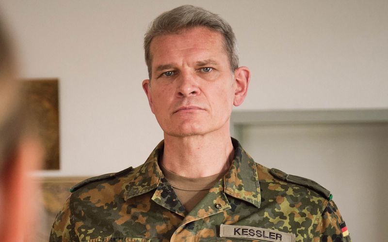 Femizid-Bösewicht im Dienste der Bundeswehr: War Hauptmann Kessler, gespielt von Götz Otto, im "Tatort: Das Verhör" ein Frauenhasser, wie es ihn nur im Film geben kann? Wie viele Morde mit dem Motiv Frauenhass passieren tatsächlich in Deutschland? 