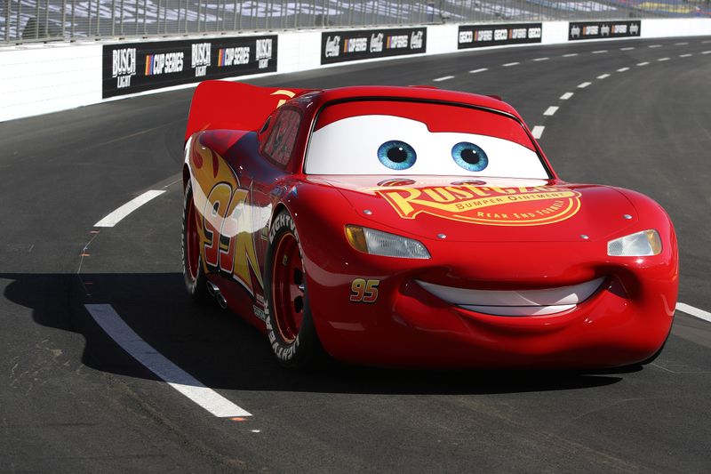 Kinder lieben Spielzeugautos und Animationsabenteuer: Warum also nicht beides verbinden? Als der erste Teil von "Cars" ins Kino vor 20 Jahren ins Kino kam, hoffte man sicher auf einen Erfolg wie bei "Toy Story". Und das klappte zwar an der Kinokasse nicht ganz, aus dem Film wurde dennoch ein milliardenschweres Franchise. Wir zeigen, welche Kinder-Marken neben "Cars" den größten Umsatz machten ...