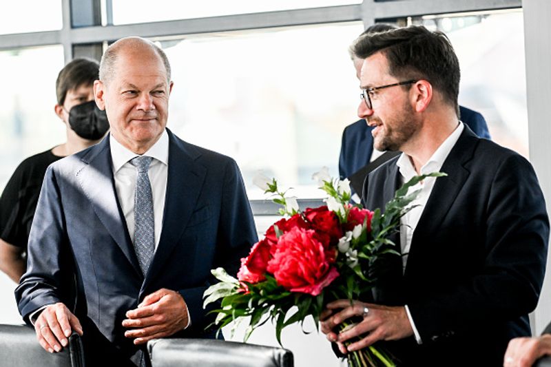 NRW-Spitzemnkandidat Thomas Kutschaty und Bundeskanzler Olaf Scholz nach der verlorenen Landtagswahl in Nordrhein-Westfalen am 16. Mai 2022. Die CDU gewann 35.8 Prozent, die SPD nur 26,6 Prozent der Stimmen.