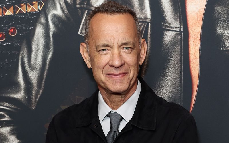 Er will freiwillig mit Brautpaaren in Las Vegas für Erinnerungsfotos posieren, wartet geduldig in der Schlange an der Kasse und sei mindestens zehnmal so nett, smart und lustig, wie man gemeinhin denke: Über Tom Hanks gibt es zahlreiche Geschichten, die den Schluss zulassen, dass er beim "Welt-Nettigkeitstag" als Botschafter agieren könnte.