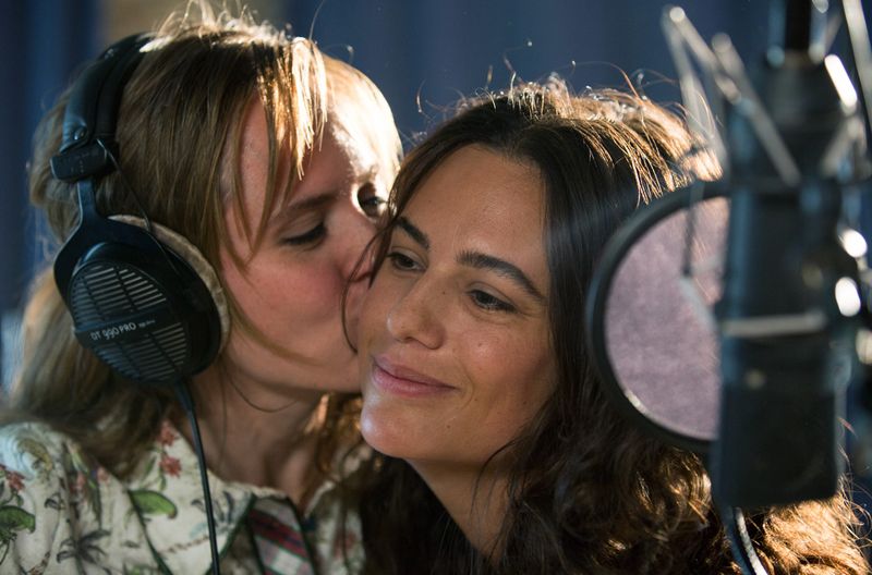 Volksmusikstar Jana (Emily Cox, links) hat sich heftig in die Indie-Sängerin Alex (Anna Friedberg) verliebt. Musste die deshalb sterben?