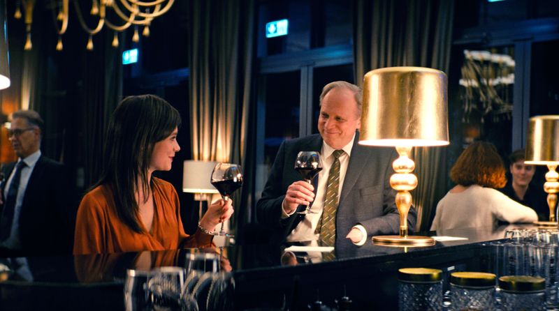 Felix Murot (Ulrich Tukur) lernt an der Hotelbar die junge Eva (Anna Unterberger) kennen. Man trinkt ein Glas Wein und versteht sich gut ...