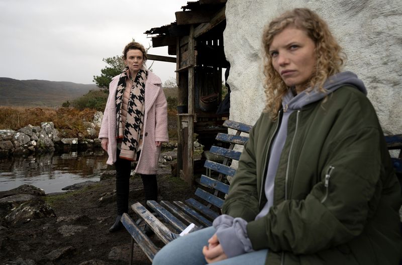 Kate (Denise McCormack, links) hat ihre Tochter Abbie (Luisa-Céline Gaffron) in einer schmucken Hütte an der irischen Westküste gefunden.
