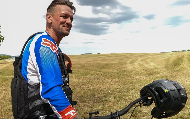 Ben Zucker entdeckte während des Lockdowns das Radfahren für sich. 2021 beendete er seine Charity-Tour von seiner Heimatstadt Ueckermünde nach Halle erfolgreich: Mit jedem Kilometer spendete er zehn Euro an "RTL - Wir helfen Kindern".