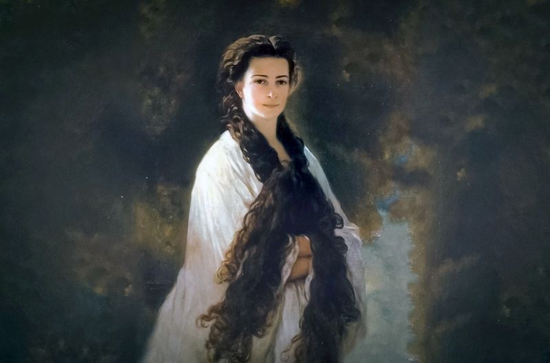Das Gemälde "Kaiserin Elisabeth im Morgenlicht" von Franz Xaver Winterhalter aus dem Jahre 1864 spiegelt ihre Schönheit wider und ermöglicht einen ersten Eindruck, wie Sisi damals wahrgenommen wurde. 