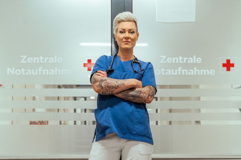 Auf YouTube, Instagram sowie mit ihren Podcasts hat sie viele hunderttausend Follower. Nun ist Dr. Carola Holzner alias "Doc Caro" zur besten Sendezeit, um 20.15 Uhr, sechs Mal bei SAT.1 bei ihrem "Einsatz mit Herz" zu sehen.