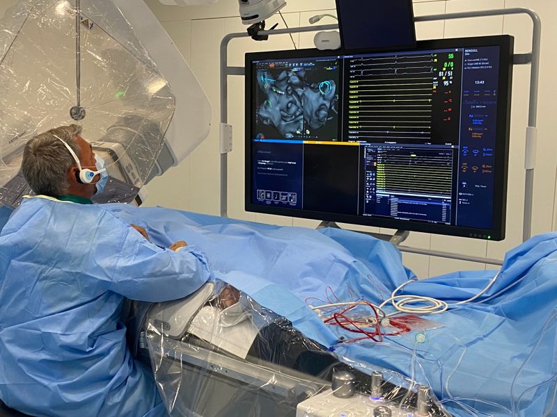 Patienten mit Vorhofflimmern müssen in speziellen Herzkatheter-Laboren (hier im Uniklinikum Basel) behandelt werden. Prof. Martin Osswald ist dahingehend geschult, sich bei der Operation nur am 3D-Computer-Bild zu orientieren, ohne ein Röntgengerät zu nutzen. 