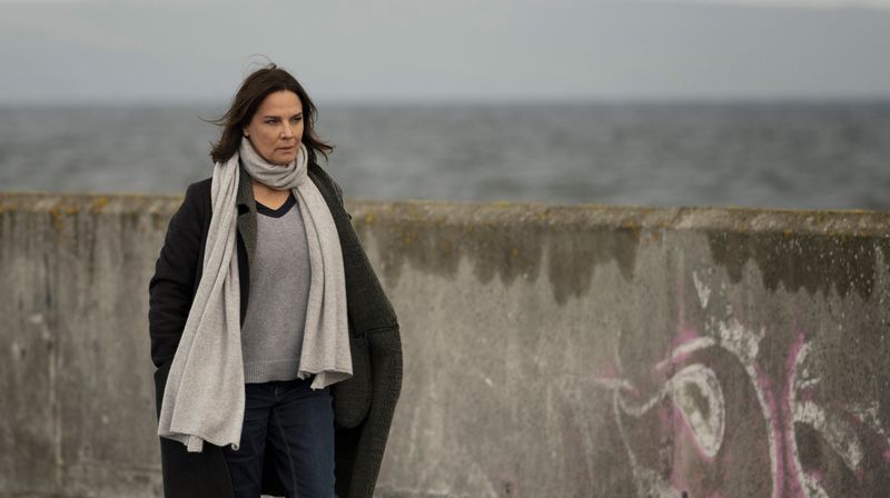 Von wegen grün: Psychologin Cathrin Blake (Désirée Nosbusch) hängt in grauer Landschaft ihren Gedanken nach. Es ist der sechste Film der Reihe, die im westirirschen Galway entsteht.