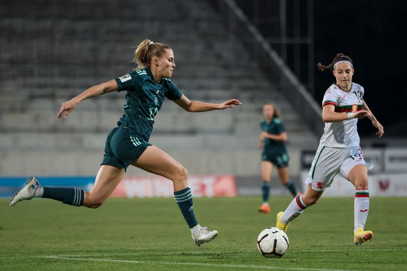 Zuletzt besiegte Deutschland - hier am Ball: Laura Freigang (links) - chancenlose Bulgarinnen im WM-Qualifikationsspiel mit 8:0.