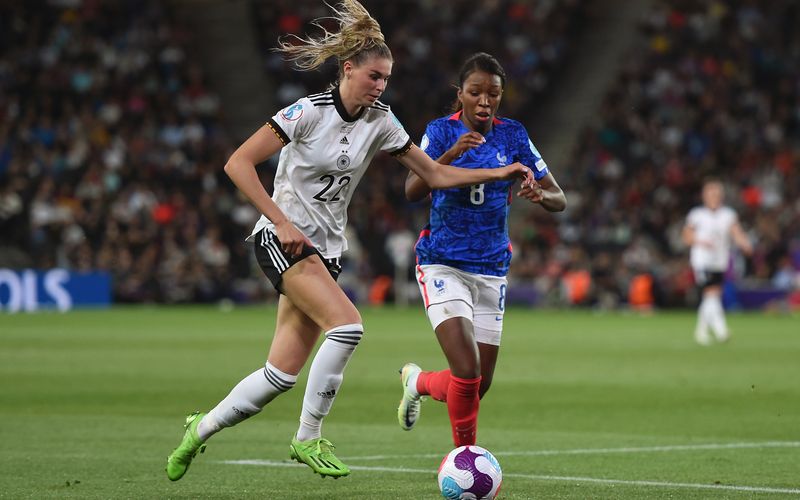 Erst Ende Juli traf Jule Brand (links) im englischen Milton Keynes mit der Frauen-Nationalmannschaft auf Frankreich. Mit einem 2:1-Sieg zog Deutschland damals ins EM-Finale ein.