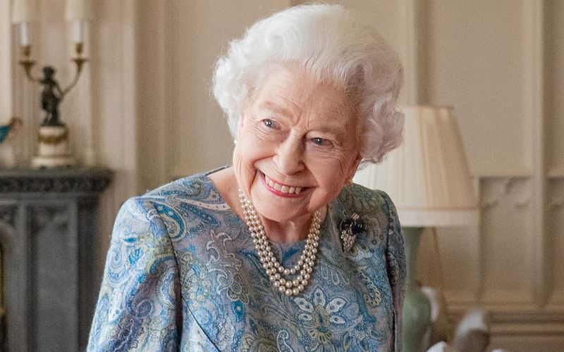 Die britische Königin Elizabeth II. ist tot. Sie starb am Donnerstag im Alter von 96 Jahren auf ihrem Landsitz Schloss Balmoral in Schottland. Das teilte der Palast mit. Ihr Sohn Charles ist nun neuer König. Für den Tod der Monarchin gibt es ein ausgefeiltes Protokoll, das die nächsten Tage in Großbritannien vorgibt - zusammengefasst unter dem Codenamen "Operation London Bridge".