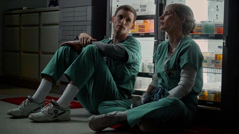 Die harte Arbeit auf einer Intensivstation schweißt Amy (Jessica Chastain) und Charlie (Eddie Redmayne) zusammen. Doch dann mehren sich die rätselhaften Todesfälle.
