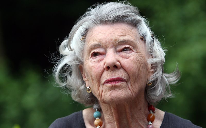 Sie ist immer noch die Königin der TV-Herzschmerzes: Seit fast 30 Jahren dienen die Liebesromane von Rosamunde Pilcher als Vorlage für TV-Schnulzen für das sonntägliche ZDF-"Herzkino" bilden. Doch wer steckt hinter "Katie Fforde", "Inga Lindström" oder "Lilly Schönauer"? Die Galerie stellt die Ladies vor, die hinter den hinter den berühmten TV-Reihen-Marken stehen ...