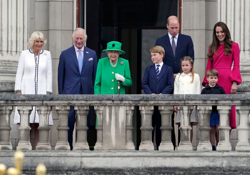 In einem leuchtend grünen Kostüm betrat Queen Elizabeth II. (dritte von links) an der offiziellen Feier ihres Platin-Jubiläums den Balkon von Buckingham Palace. An ihrer Seite (von links): Herzogin Camilla, Prinz Charles, Prinz George, Prinz William, Prinzessin Charlotte, Prinz Louis und Herzogin Catherine. 