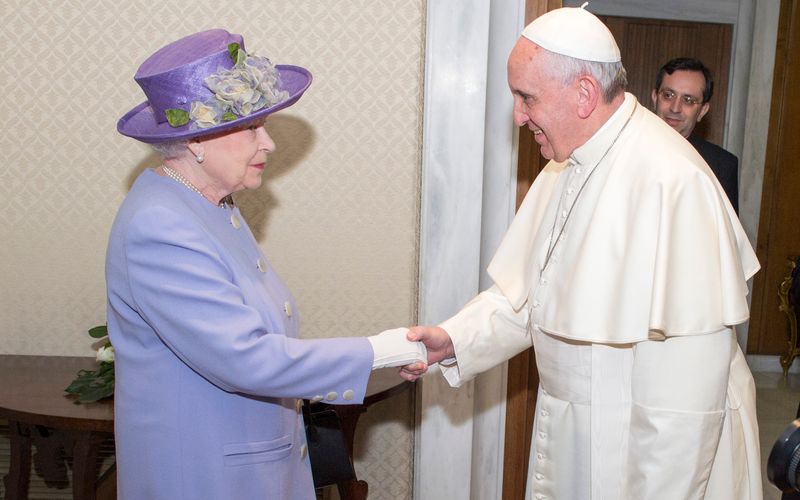 Ein Besuch auf Augenhöhe: Als Oberhaupt der anglikanischen Kirche, als das sie seit ihrer Krönung 1952 fungierte, erlebte Queen Elizabeth II. sieben Päpste, von Pius XII. (1939 bis 1958) bis zu Franziskus (Bild), dem aktuellen Oberhaupt der katholischen Kirche.
