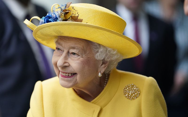 Sie hat nicht nur Geschichte geschrieben, sondern zahlreiche Rekorde aufgestellt: Dass Queen Elizabeth II. über 70 Jahre als Königin auf dem britischen Thron saß, ist nur einer davon. Anlässlich ihres 100. Geburtstags, den sie am 21. April gefeiert hätte, präsentiert die Galerie weitere unglaubliche Zahlen und Fakten aus dem Leben der 2022 verstorbenen Königin ...