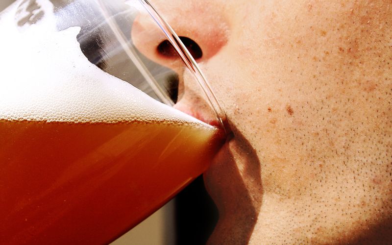 Dem Alkoholatlas 2022 zufolge kann bereits ein Glas Bier am Tag das Risiko für verschiedene Krebsarten erheblich steigern.
