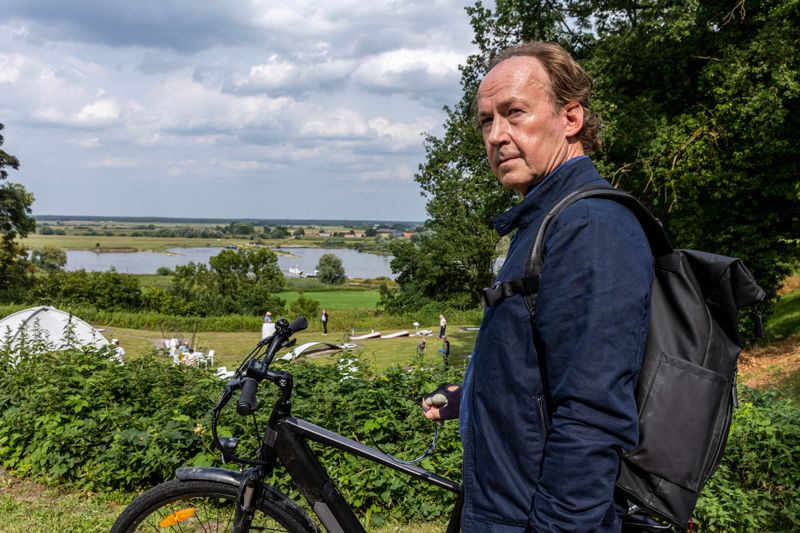 Jakob Stiller (Ulrich Noethen), ein Romantiker unter den Kriminalern, hat es von Hamburg ins niedersächsische Wendland verschlagen. Weil der Ermittler Autofahren hasst, ist er viel mit dem Fahrrad unterwegs.