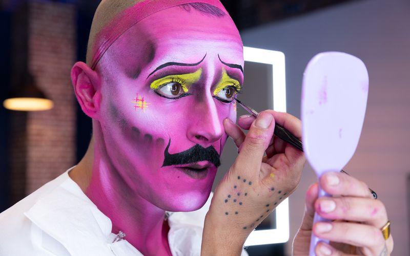 Zehn Kandidatinnen und Kandidaten kämpfen in der neuen ZDFneo-Show "Glow Up - Deutschlands nächster Make-up-Star" um 20.000 Euro und einen Agentur-Vertrag. Schließlich stellen hier Profis ihres Handwerkes ihre Kreativität und Fähigkeiten unter Beweis. In verschiedenen Challenges schminken die Make-up-Artists und Stylisten um die Wette.