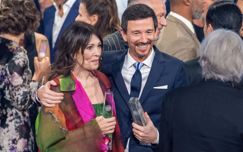 Zwei Berbens dürfen jubeln: Iris Berben erhielt den Ehrenpreis, Produzent Oliver Berben nahm den Preis für den besten Fernsehfilm - "Die Wannseekonferenz" entgegen.