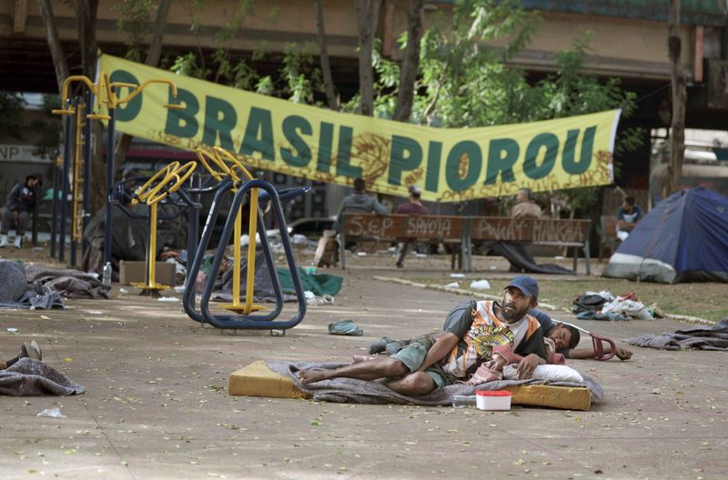 "Brasilien hat sich verschlechtert" steht auf dem Spruchband in einer der armen Gegenden der Millionenstadt São Paulo. Auf dem Platz, auf welchem das Foto entstand, leben viele obdachlose Familien.
