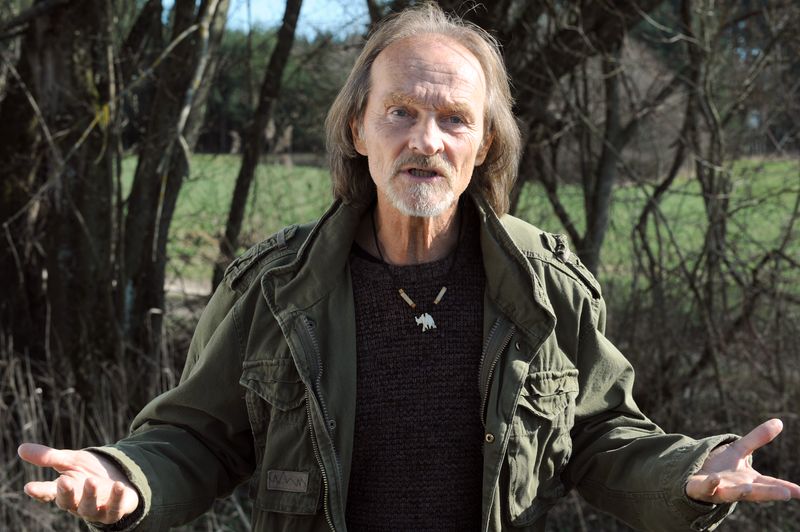 Eisi Gulp begann seine Karriere in den 1970er-Jahren mit Performances als Straßenkünstler und Komiker, seine erste große Rolle hatte das als Werner Eisenrieder geborene Multitalent in Percy Adlons Film "Zuckerbaby" (1985) an der Seite von Marianne Sägebrecht. Deutschlandweit bekannt machten ihn seine Rollen in den Serien "München 7" und "Dahoam is Dahoam" (Bild). Kult wurde er als ständig kiffender Vater der Titelfigur in den "Eberhofer"-Krimis.