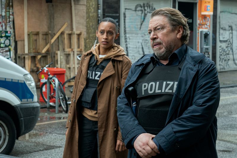 Auf Hamburgs Straßen wird es kurz vor dem Sturm ungemütlich: Lulu (Sabrina Ceesay) und Erichsen (Armin Rohde) sind für den Schutz der Bevölkerung verantwortlich.