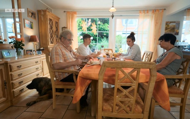 Bei Tisch füttert Herrchen Guido die Hunde schon mal heimlich - sehr zum Ärger von Ehefrau Susanne.