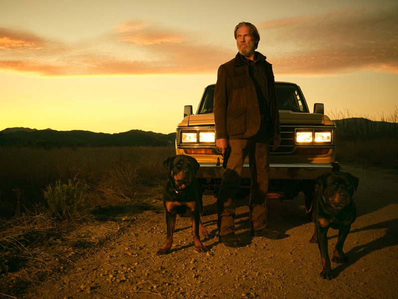 Dan Chase (Jeff Bridges) wartet mit seinen Hunden auf den nächsten Schritt seiner Verfolger.