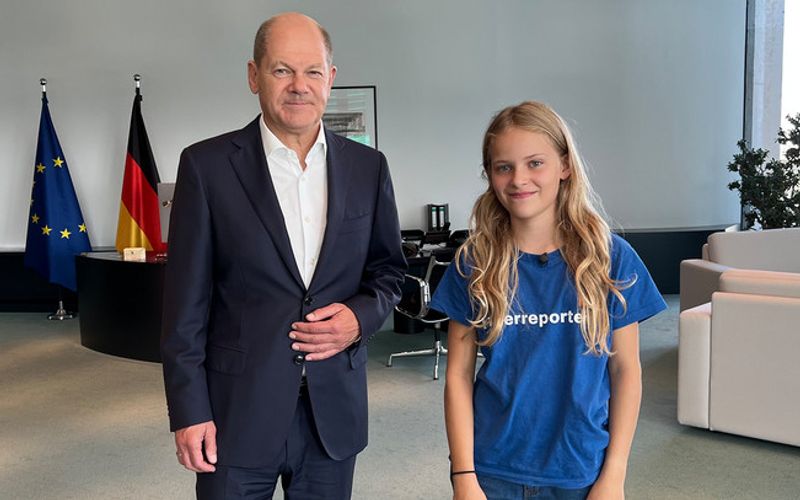 Der Weltkindertag steht am Dienstag, 20. September, unter dem Motto "Gemeinsam für Kinderrechte". Die elfjährige "logo!"-Reporterin Polina trifft sich mit Bundeskanzler Olaf Scholz in Berlin und stellt ihm Fragen zum Thema Kinderrechte.