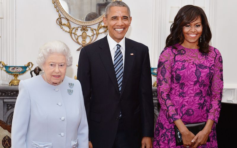 Der frühere US-Präsident Barack Obama erinnert in einem Tweet an eines der ersten Treffen von ihm, seiner Frau Michelle Obama (rechts) und der verstorbenen Queen Elizabeth II.