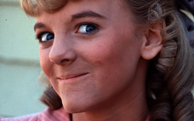 Der freche, herausfordernde Blick täuscht nicht: Nellie Oleson (Alison Arngrim, Bild) hat es faustdick hinter den Ohren. Als Tochter der vergleichsweise wohlhabenden Kaufleute in Walnut Grove macht sie sich immer wieder über die Bauerntochter Laura lustig.