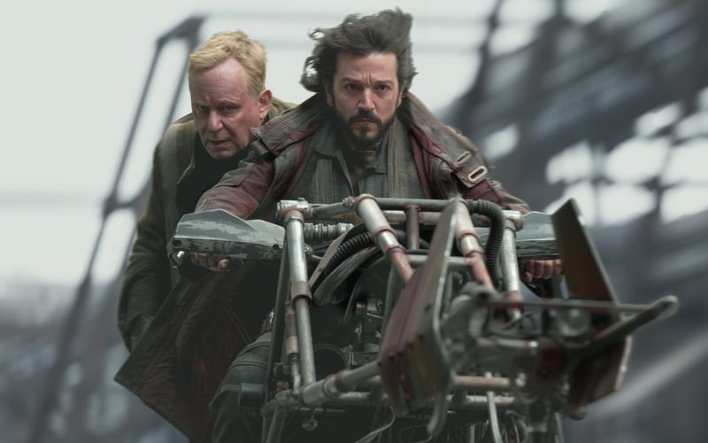 Aufsteigen bitte: Held und Hauptfigur Cassian Andor (Diego Luna, rechts) startet eine Spritztour mit Luthen Rael (Stellan Skarsgård).