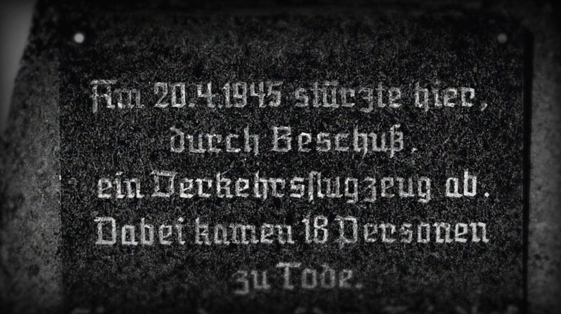 Eine Gedenktafel bei Buckow erinnert an den Absturz des Lufthansa-Passagierflugzeugs am 20. April 1945.
