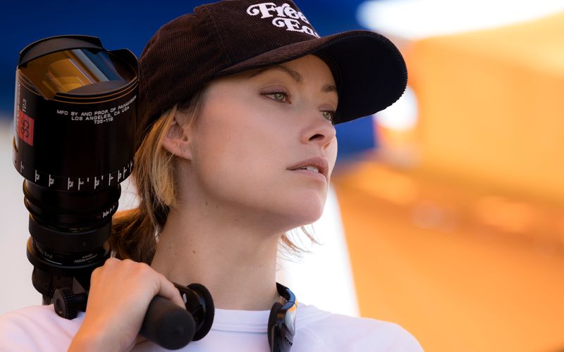Immer wieder wagen sich gestandene Hollywood-Schauspieler hinter die Kamera. Genug Erfahrung, um anderen Darstellern Anweisungen zu geben, haben sie ja. Auch Olivis Wilde (Bild) hat sich inzwischen als Regisseurin einen Namen gemacht. Welche Hollywood-Stars ebenfalls den Rollentausch meisterten, zeigt die Galerie ...