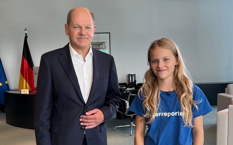 Anlässlich des Weltkindertags traf sich "logo!"-Kinderreporterin Polina mit dem Bundeskanzler Olaf Scholz und stellte ihm Fragen zum Thema Kinderrechte. Auch über den Lehrkräftemangel in Deutschland kam der Politiker zu sprechen.