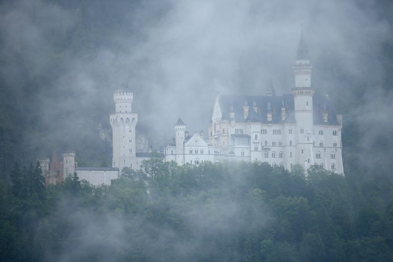 Schloss Neuschwanstein - ein sagenumwobenes Schloss eines nicht weniger geheimnisvollen Königs. Ludwig II. erbaute ein Mysterium in luftigen Höhen. Die National Geographic-Dokumentation "Die Geheimnisse von Neuschwanstein" blickt hinter die Kulissen. Welche Rätsel gibt es zu lösen?