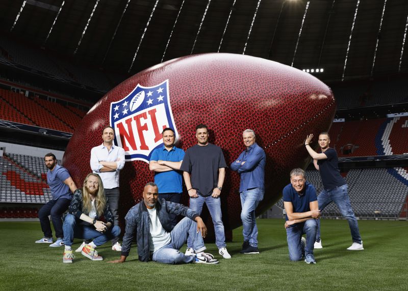 Das ranNFL-Team posiert in der Münchner Allianz Arena. Auch hier wird im November ein NFL-Spiel stattfinden.