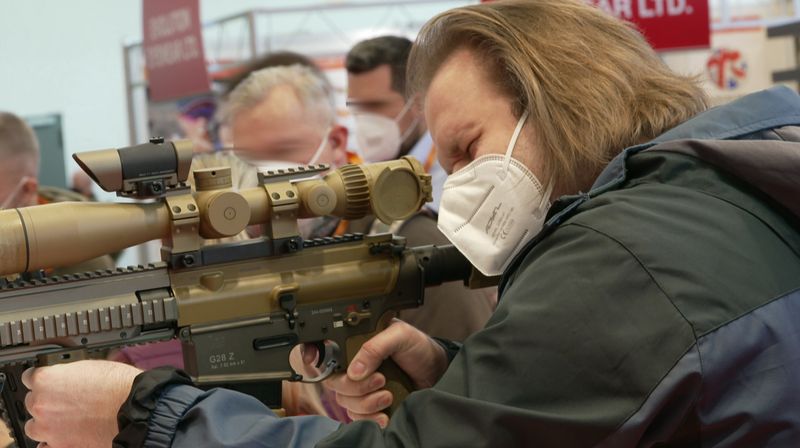 Auf der Waffenmesse IWA können Zivilisten schon mal Waffen ausprobieren, die man ansonsten nur aus Actionfilmen oder von Kriegen zu kennen glaubt.