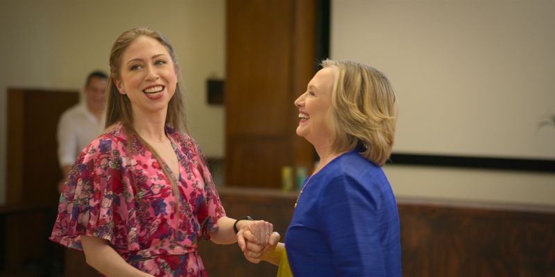Chelsea Clinton und Hillary Clinton treffen in der Dokuserie "Gutsy - Geschichten über mutige Menschen" (auf Apple TV+) starke Frauen.