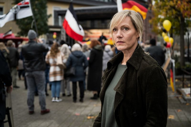 Claudia Voss (Anna Schudt), ehrenamtliche Ortsbürgermeisterin einer kleinen Gemeinde, gerät ins Visier der rechten Szene. Das präzise Drama "Die Bürgermeisterin" ("Deutscher Fernsehpreis" 2023) erzählt vom Hass in der Gesellschaft sowie den Gefahren des öffentlichen Amts.