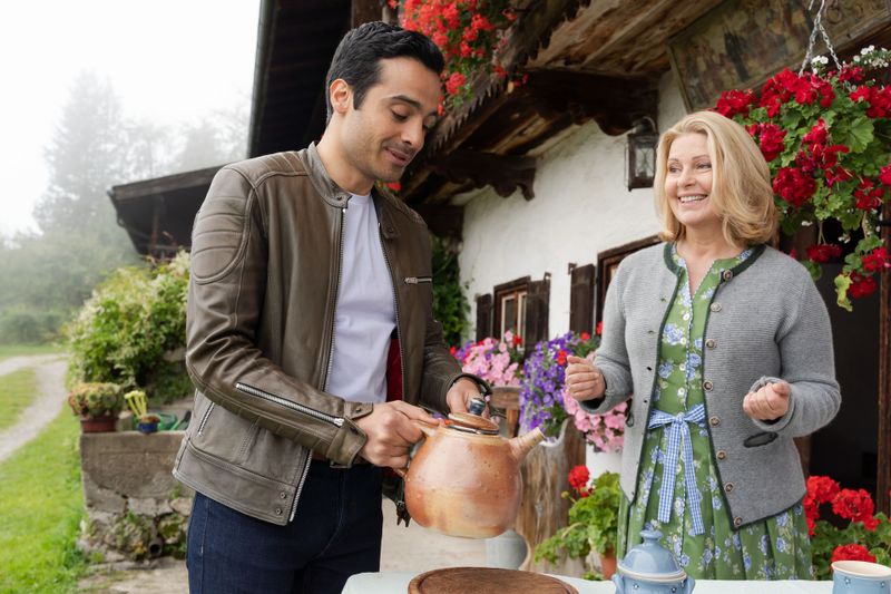 Bei den "Rosenheim-Cops" spielt Karin Thaler (Szene mit Baran Hêvî) die Rolle der Marie Hofer.